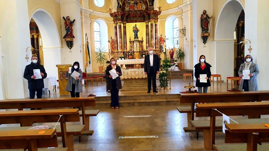 Die fünf neu beauftragten Kommunionhelfer in Neuhof mit Pfarrer Dr. Vonderau